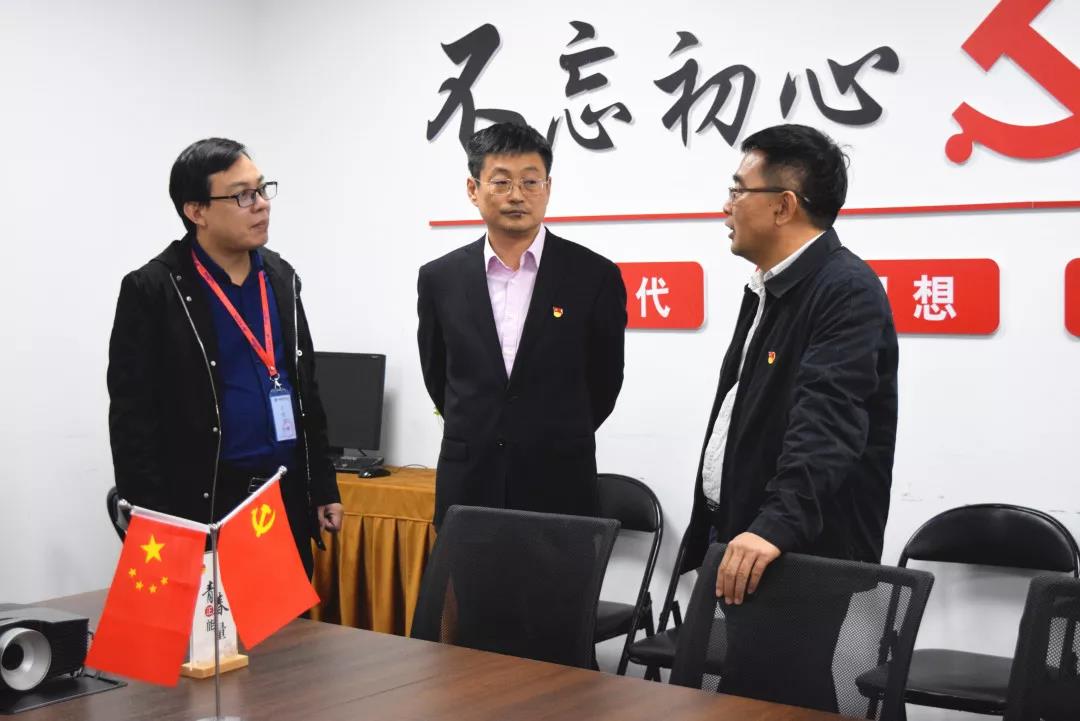 中共安陽市委網(wǎng)信辦主任路玉軍、副主任王曉萌等一行人蒞臨安陽青峰網(wǎng)絡(luò)指導(dǎo)工作